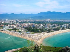 Na praia, areia branca 