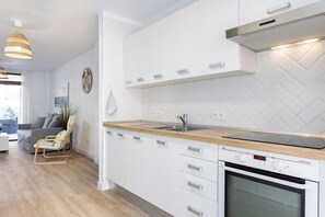 Microondas, horno, placa de cocina y cafetera o tetera