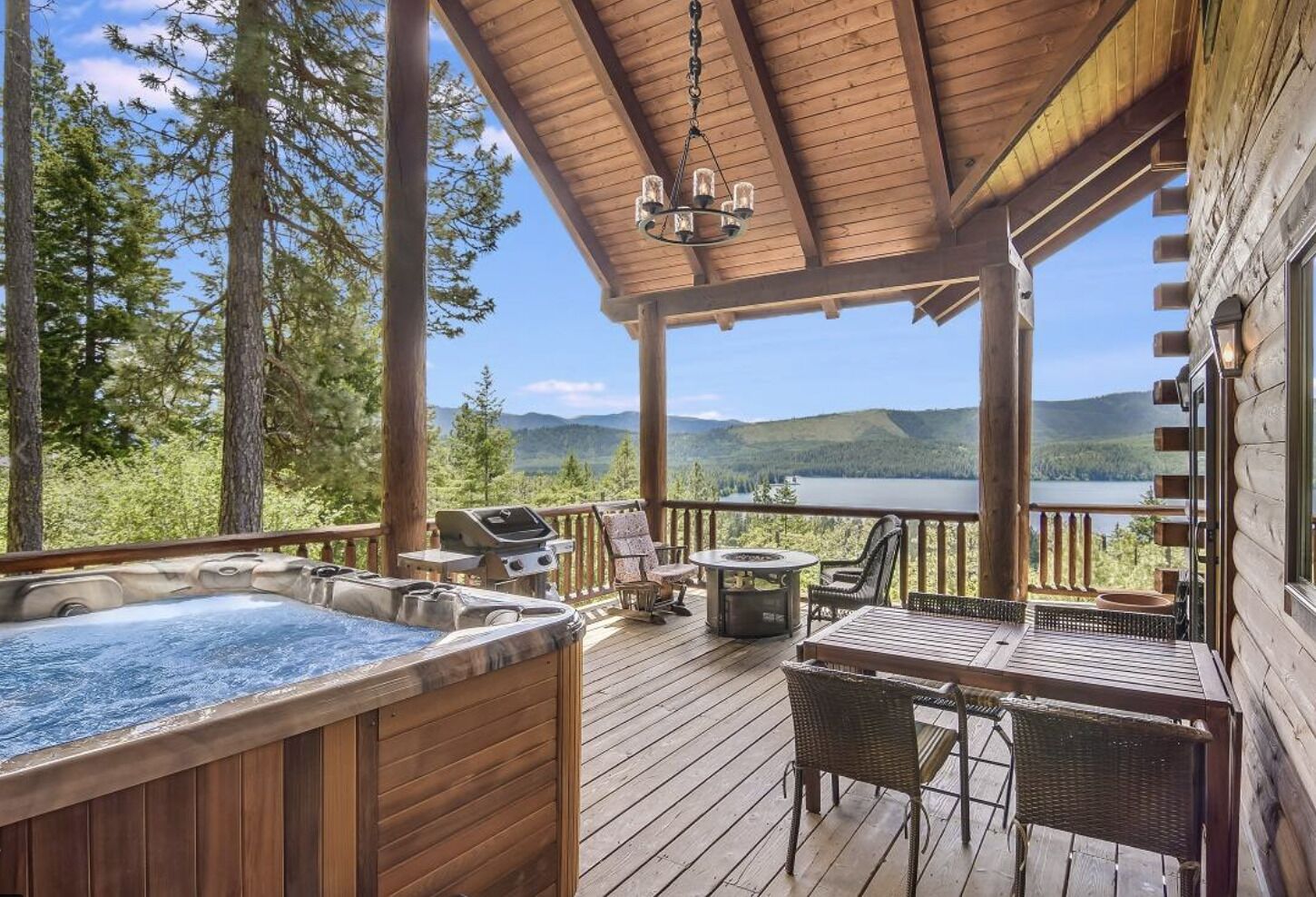 Amazing lake view cabin with hot tub - 10 min from Suncadia