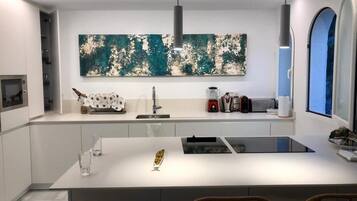 Een koelkast, een magnetron, een oven, een kookplaat