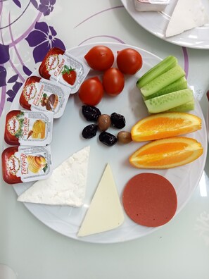 Daily continental breakfast (TRY 98 per person) - Paradise Otel (Denizli)