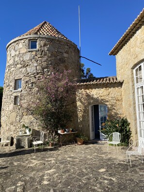 Exterior - Location, unique charm, beach, pool, forest, comfort, 360º views (Malveira da Serra)