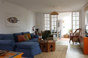 Living area - Location, unique charm, beach, pool, forest, comfort, 360º views (Malveira da Serra)