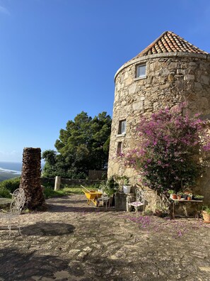 Outdoor dining - Location, unique charm, beach, pool, forest, comfort, 360º views (Malveira da Serra)