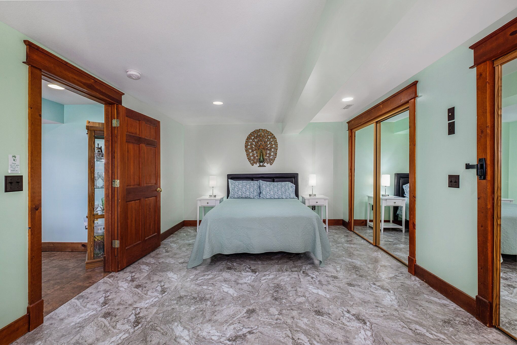 4 habitaciones, escritorio y tabla de planchar con plancha 