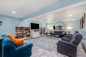 Smart-TV, Videospielkonsole, DVD-Player, Bücher