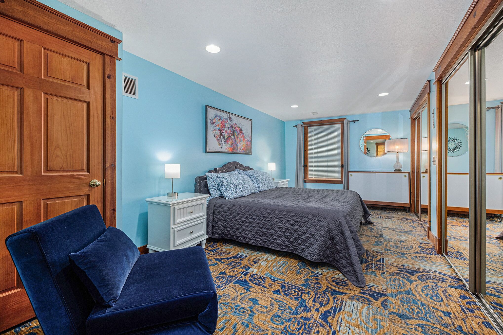 4 bedrooms, desk, iron/ironing board, travel cot