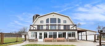 Renovated Dairy Barn – 4 Bedrooms, 5 Beds, 2.5 Baths, Huge, Accessible & Stylish