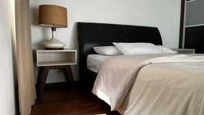 A hotel room with a bed, a nightstand, a lamp, and a window. - Condesa Residence Amsterdam 203 (Ciudad de México)