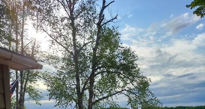 Twin Lakes Cottage on Lake Roland