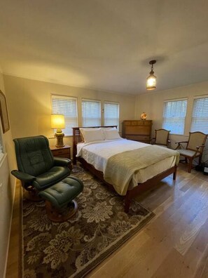 2 bedrooms, WiFi, bed sheets -  Nature Lover’s Dream  Asheville Cabin w/ Creek, Hot Tub & Fire Pit (Weaverville)