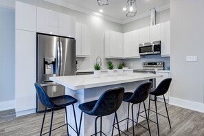 Réfrigérateur, four à micro-ondes, un four, surface de cuisson