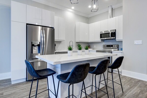 Refrigerador, microondas, horno y parrilla de estufa 