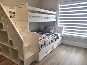 4 chambres, fer et planche à repasser, lit de bébé portatif