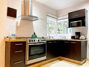 Geladeira, fogão, cooktop, cafeteira/chaleira