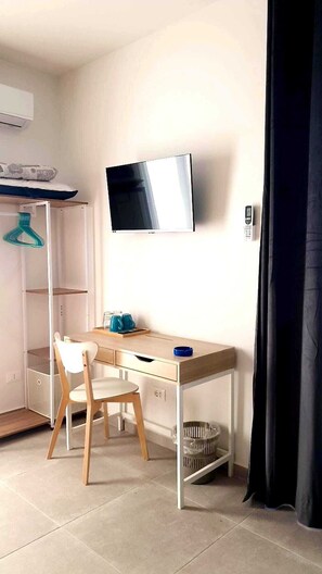 Deluxe Quadruple Room | Desk, blackout drapes, iron/ironing board, free WiFi - Casa Villaggio Pirandello (Agrigento)