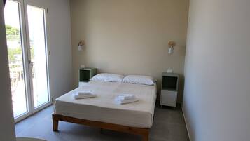 Comfort kamer | Een bureau, verduisterende gordijnen, een strijkplank/strijkijzer