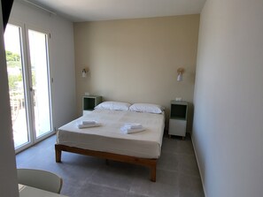 Comfort Room | Desk, blackout drapes, iron/ironing board, free WiFi - Casa Villaggio Pirandello (Agrigento)