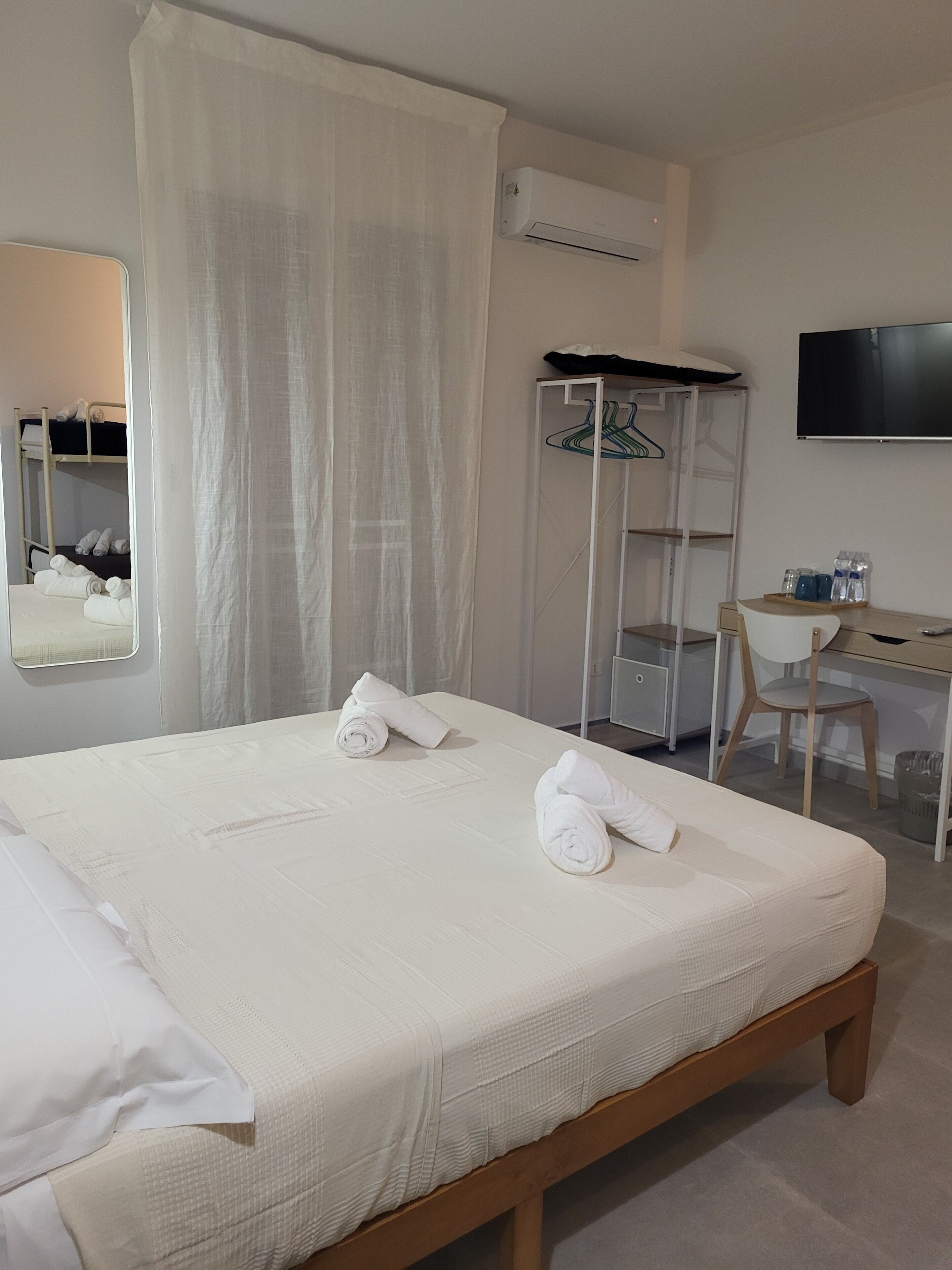 Deluxe-Vierbettzimmer | Schreibtisch, Verdunkelungsvorhänge, Bügeleisen/Bügelbrett