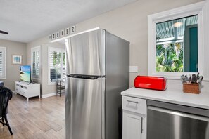 冷蔵庫、食器洗い機、コーヒー / ティーメーカー、調理器具と食器