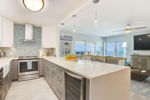 Kühlschrank, Geschirrspüler, Wasserkocher mit Kaffee-/Teezubehör