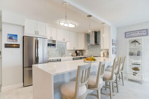 Kühlschrank, Geschirrspüler, Wasserkocher mit Kaffee-/Teezubehör