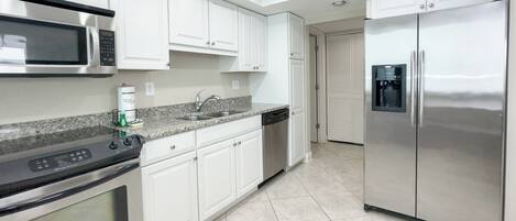 Kühlschrank, Wasserkocher mit Kaffee-/Teezubehör, Toaster