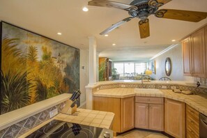 Refrigerador, cafetera y tetera y utensilios de cocina 