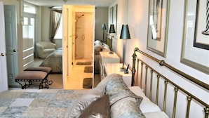 Une chambre à coucher avec un lit, une table de chevet, une lampe et un miroir.
