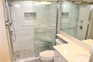 Secador de cabelo, toalhas de banho