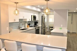 Réfrigérateur, cafetière/bouilloire