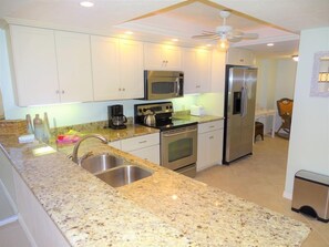 Refrigerador, cafetera y tetera y utensilios de cocina 