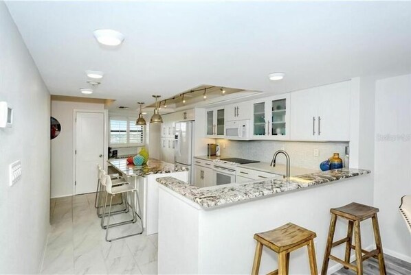 Refrigerador, microondas, horno y parrilla de estufa 