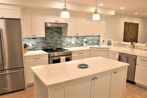 Refrigerador, cafetera y tetera y utensilios de cocina