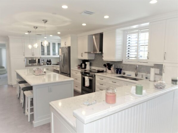 Réfrigérateur, four à micro-ondes, un four, surface de cuisson