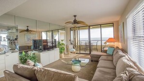 Una sala de estar moderna con sofá, mesa de centro y balcón con vistas.