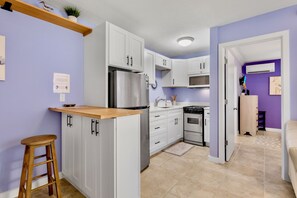 Fridge, microwave, oven, stovetop - Gulf Holiday Unit 3- Close to Beach and Siesta Key Village! (Siesta Key)
