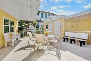 Outdoor dining - Gulf Holiday Unit 3- Close to Beach and Siesta Key Village! (Siesta Key)