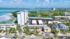 Un hôtel situé sur la côte, doté d’un parking central, d’une piscine et offrant une vue sur la plage et l’océan.