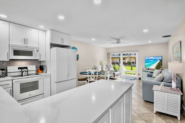 Fridge, oven, stovetop, dishwasher