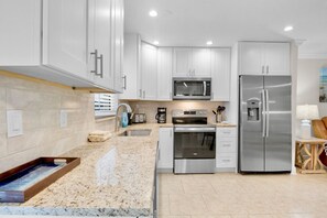 Frigorifero, forno, piano cottura, lavastoviglie