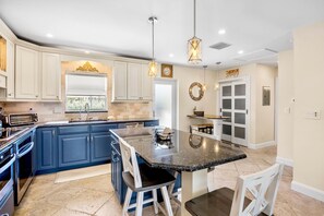 Fridge, oven, stovetop, dishwasher - Jamaica Royale 004 Updated and close to the beach! (Siesta Key)