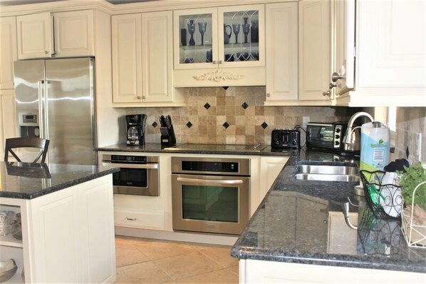 Fridge, oven, stovetop, dishwasher