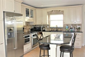 Fridge, oven, stovetop, dishwasher