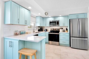 Fridge, oven, stovetop, dishwasher