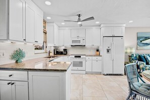 Frigorifero, forno, piano cottura, lavastoviglie