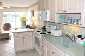 Fridge, dishwasher, coffee/tea maker, toaster - Jamaica Royale 008 close to the pool and beach! (Siesta Key)