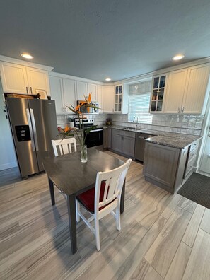 Refrigerador, lavavajillas, cafetera y tetera y tostadora 
