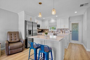 Refrigerador, lavavajillas, cafetera y tetera y tostadora 