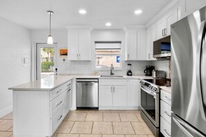 Refrigerador, horno, parrilla de estufa y lavavajillas 